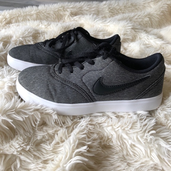 Boys Heather Gray Nike Sneaker Shoes Size 2 - Picture 4 of 5